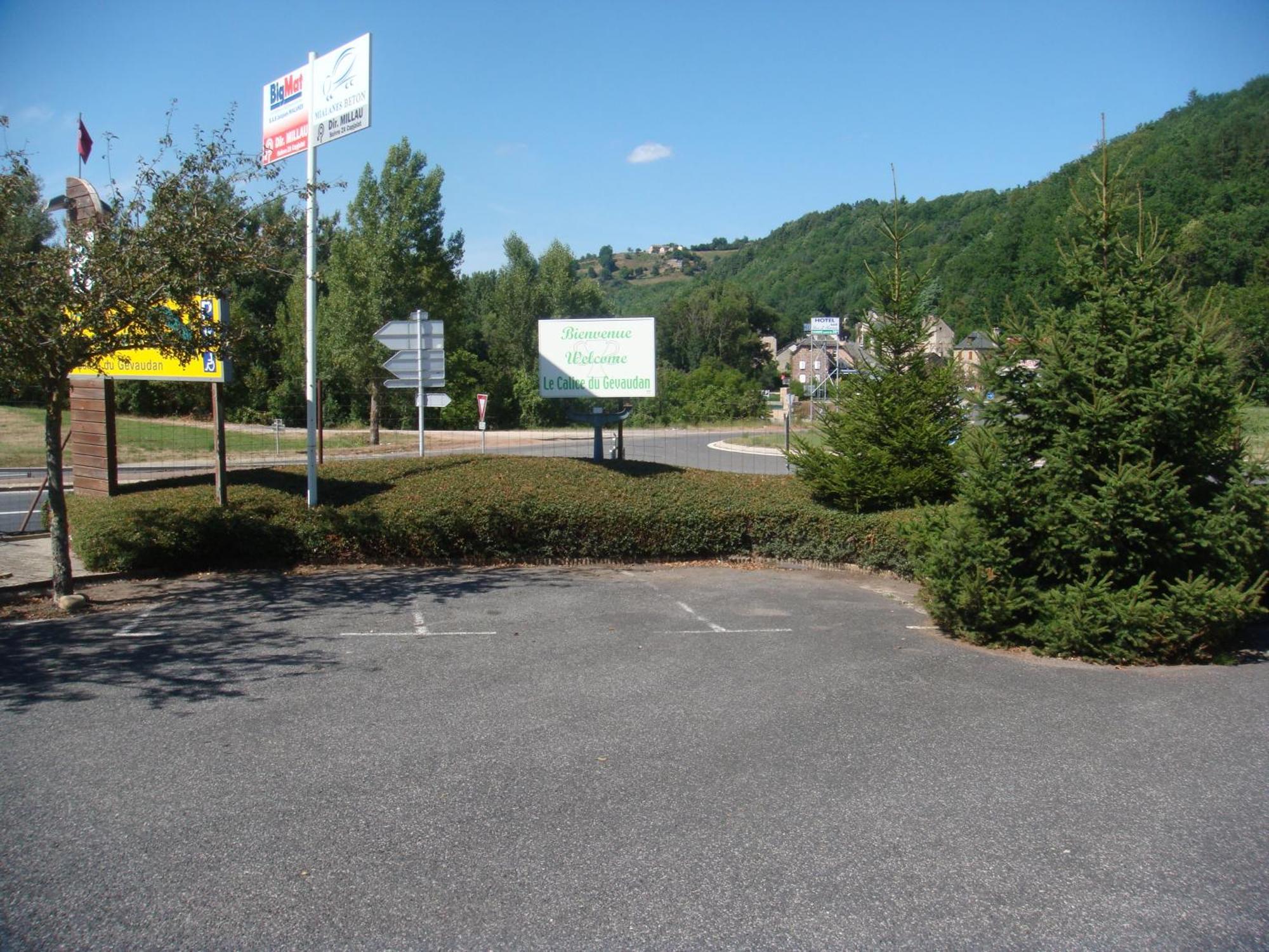 Hotel-Restaurant Le Calice Du Gevaudan - A75 Banassac ภายนอก รูปภาพ
