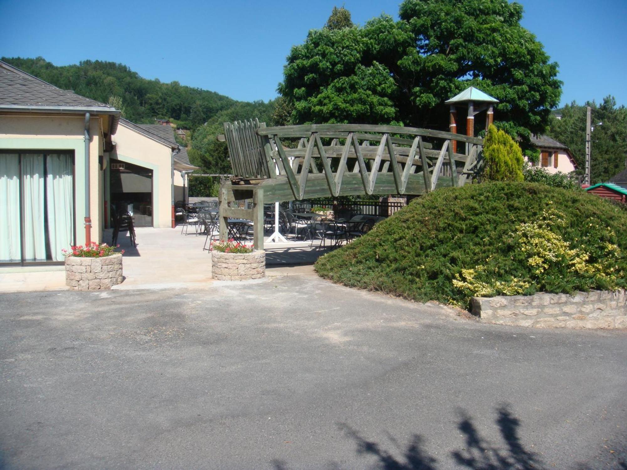 Hotel-Restaurant Le Calice Du Gevaudan - A75 Banassac ภายนอก รูปภาพ