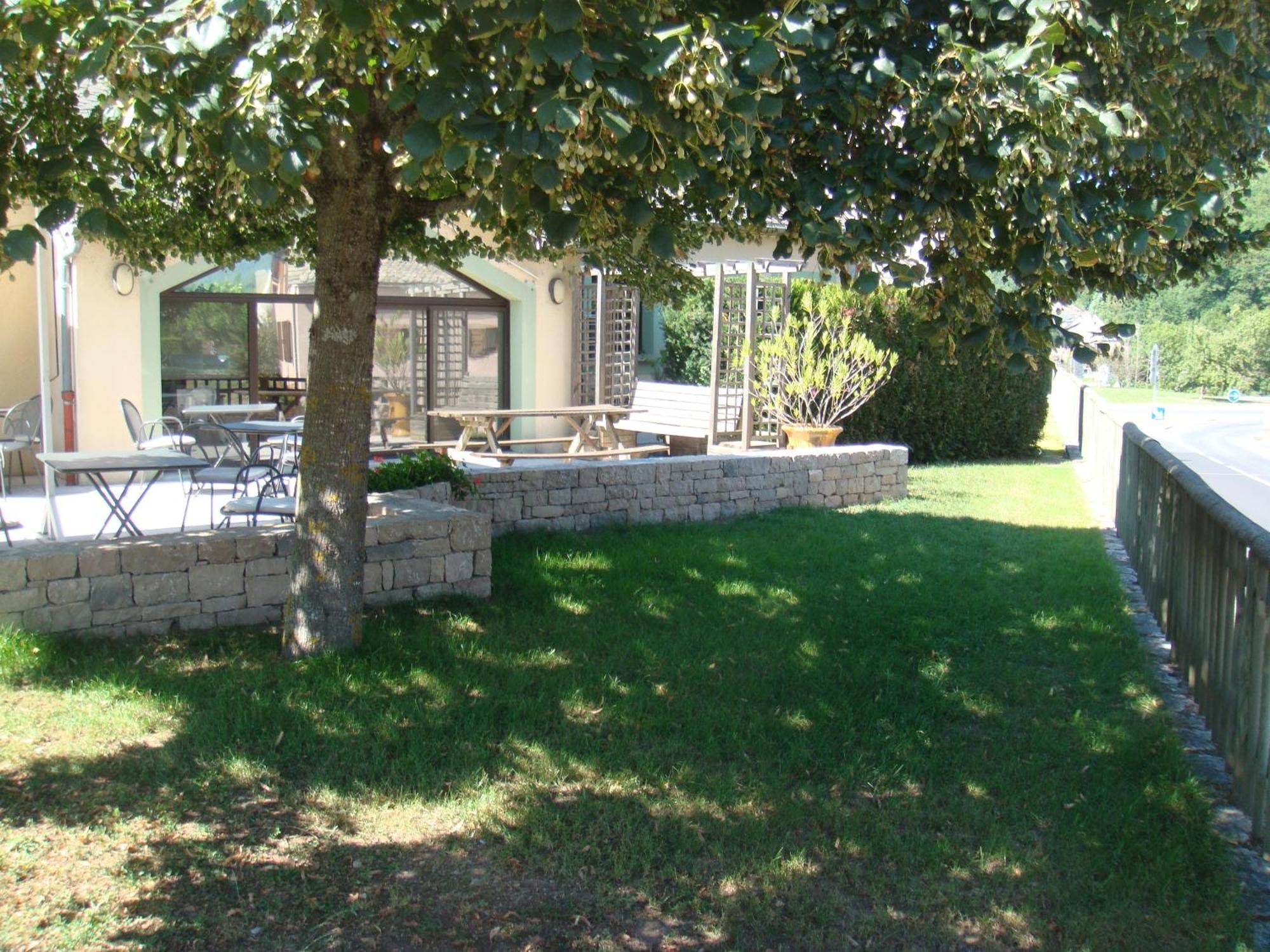 Hotel-Restaurant Le Calice Du Gevaudan - A75 Banassac ภายนอก รูปภาพ
