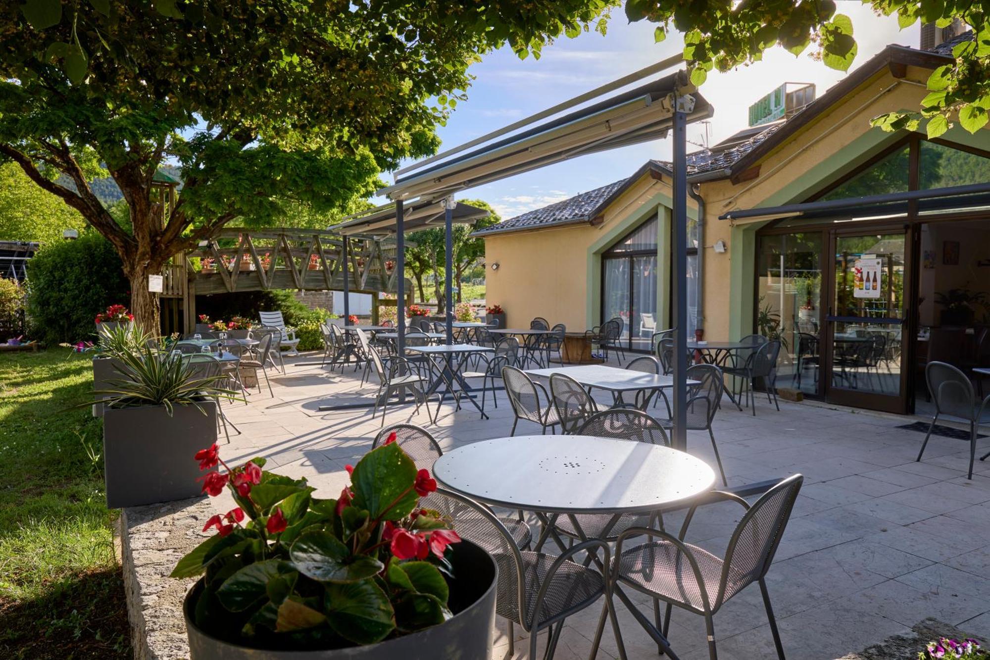 Hotel-Restaurant Le Calice Du Gevaudan - A75 Banassac ภายนอก รูปภาพ