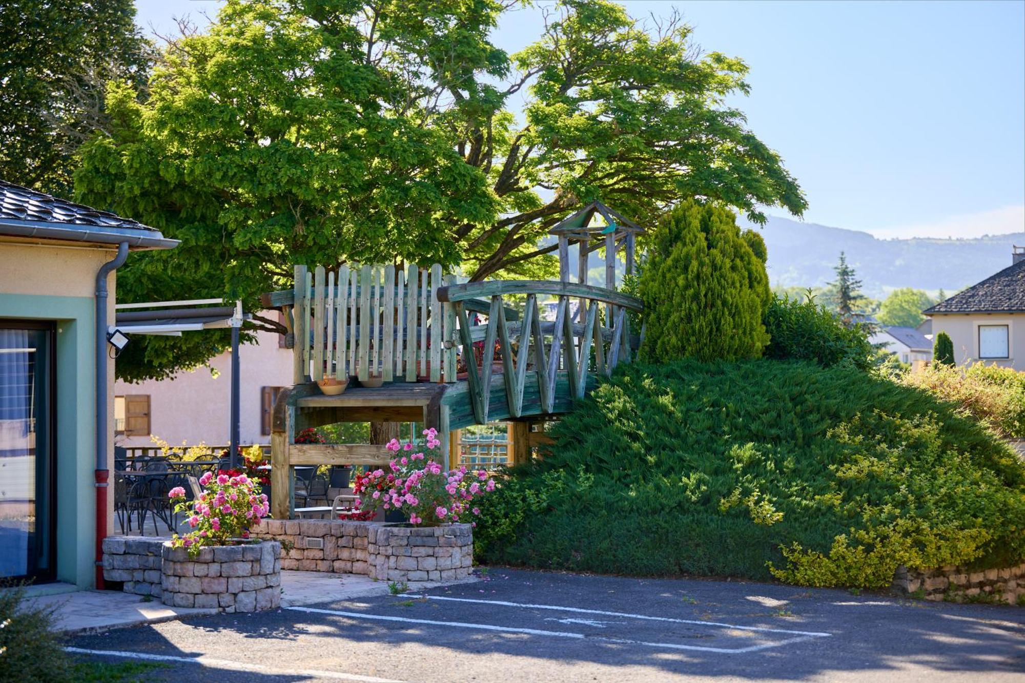 Hotel-Restaurant Le Calice Du Gevaudan - A75 Banassac ภายนอก รูปภาพ
