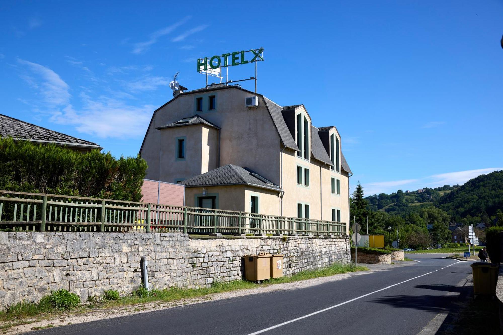 Hotel-Restaurant Le Calice Du Gevaudan - A75 Banassac ภายนอก รูปภาพ