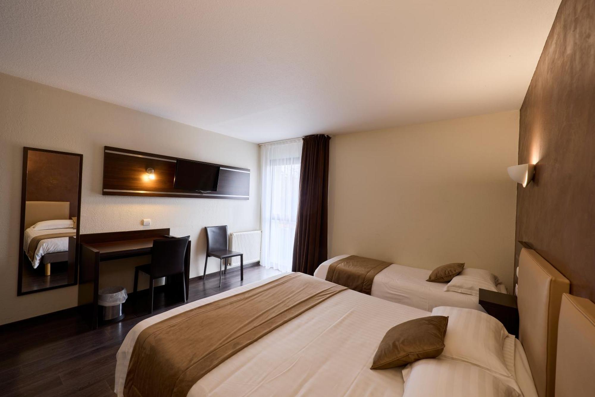 Hotel-Restaurant Le Calice Du Gevaudan - A75 Banassac ภายนอก รูปภาพ