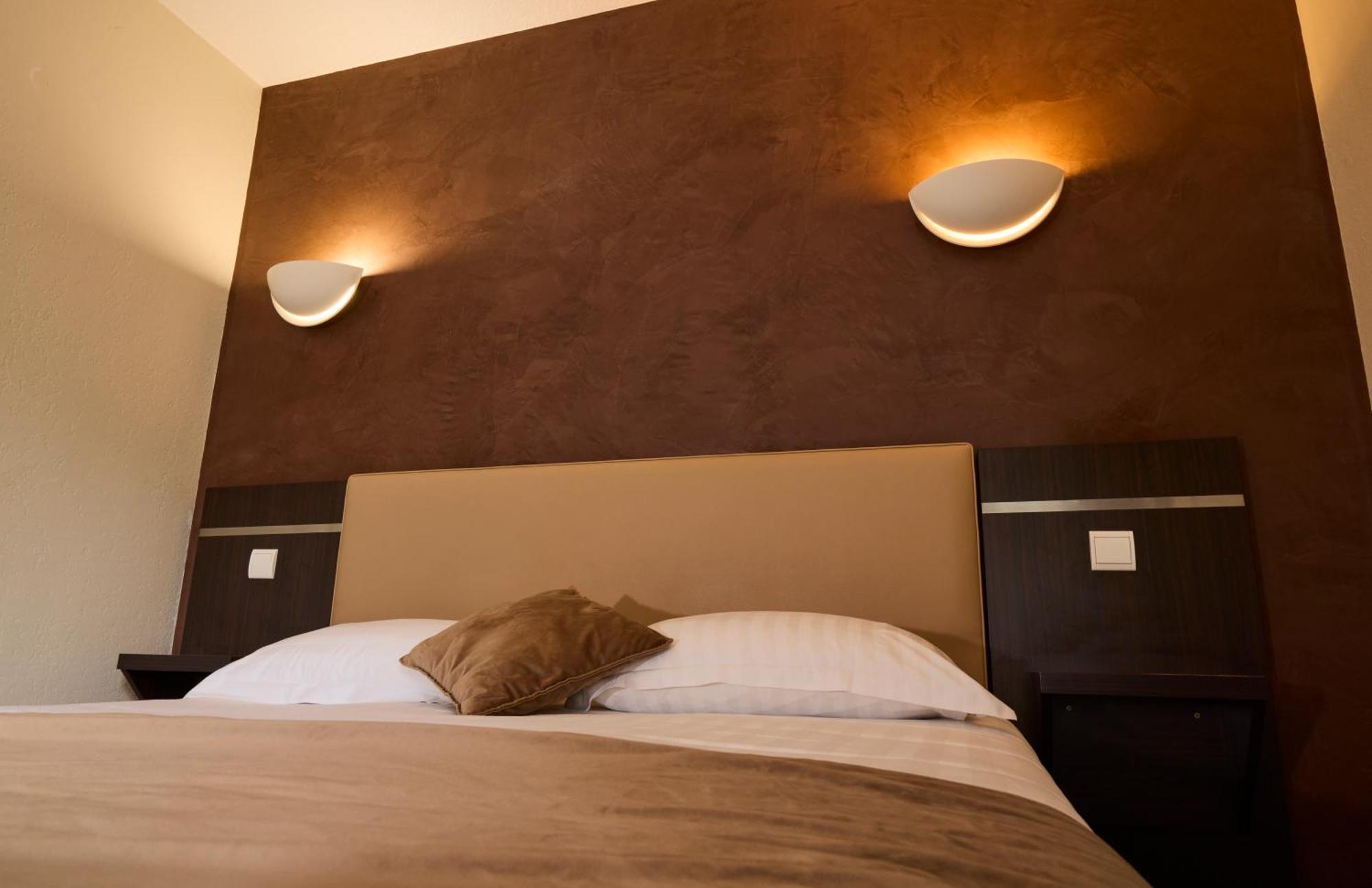 Hotel-Restaurant Le Calice Du Gevaudan - A75 Banassac ภายนอก รูปภาพ