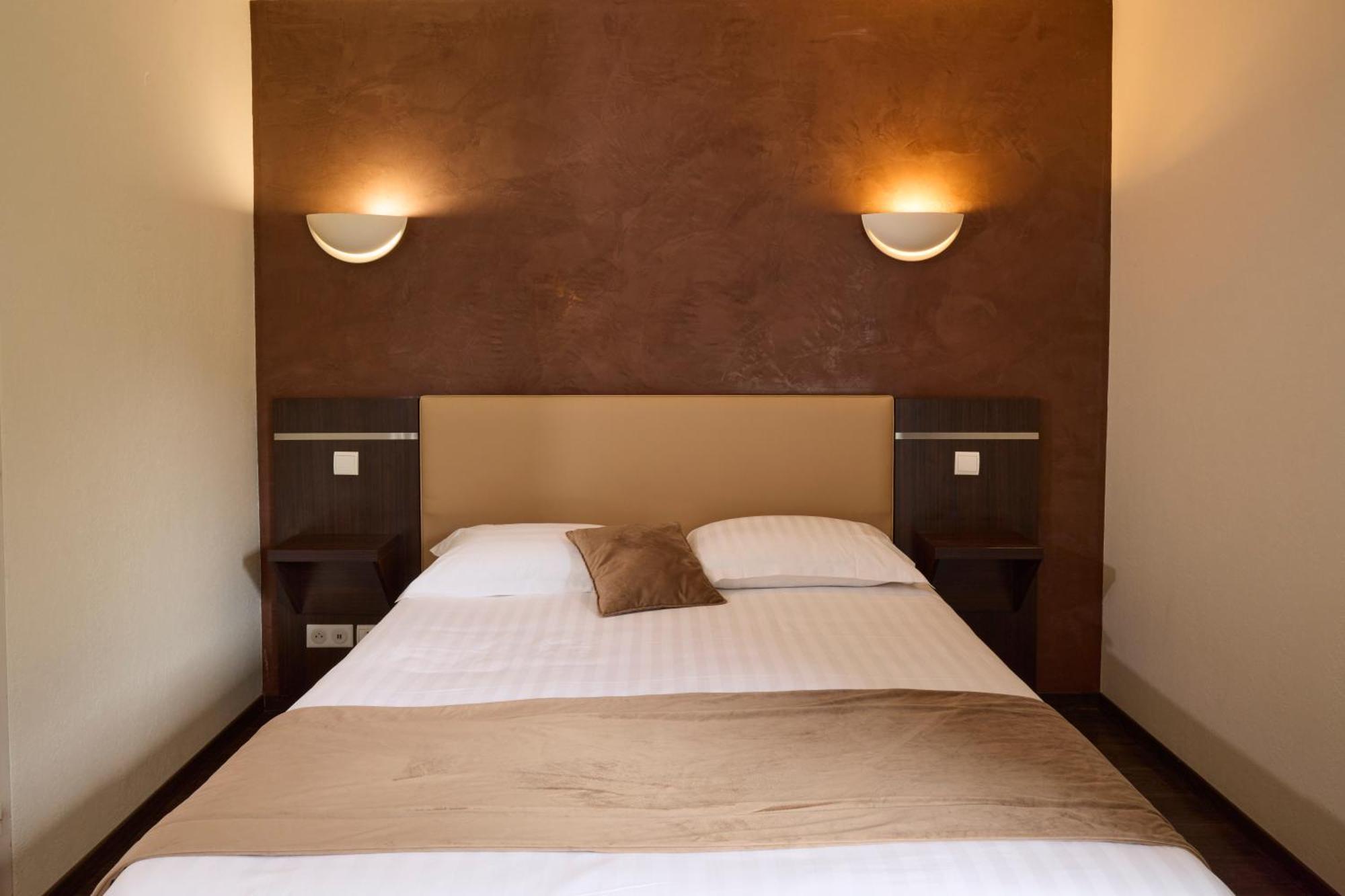 Hotel-Restaurant Le Calice Du Gevaudan - A75 Banassac ภายนอก รูปภาพ