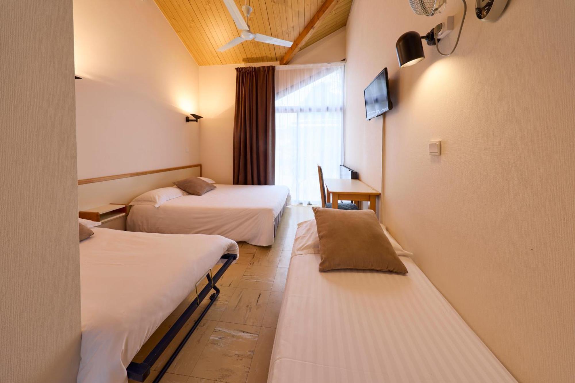 Hotel-Restaurant Le Calice Du Gevaudan - A75 Banassac ภายนอก รูปภาพ